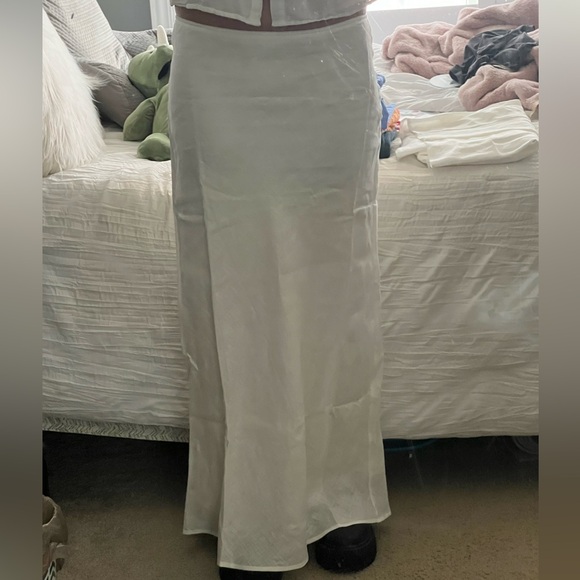 VRG GRL white linen maxi skirt (2 sizes) - Picture 2 of 2
